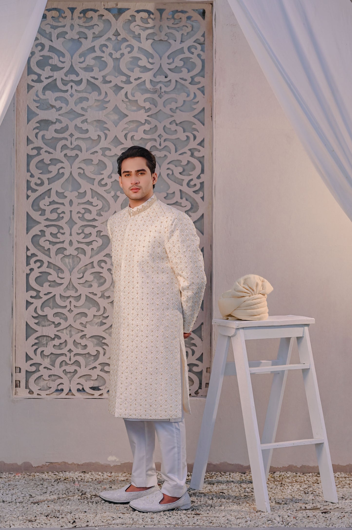 Raheel Qadir – Offwhite Embroidered Sherwani