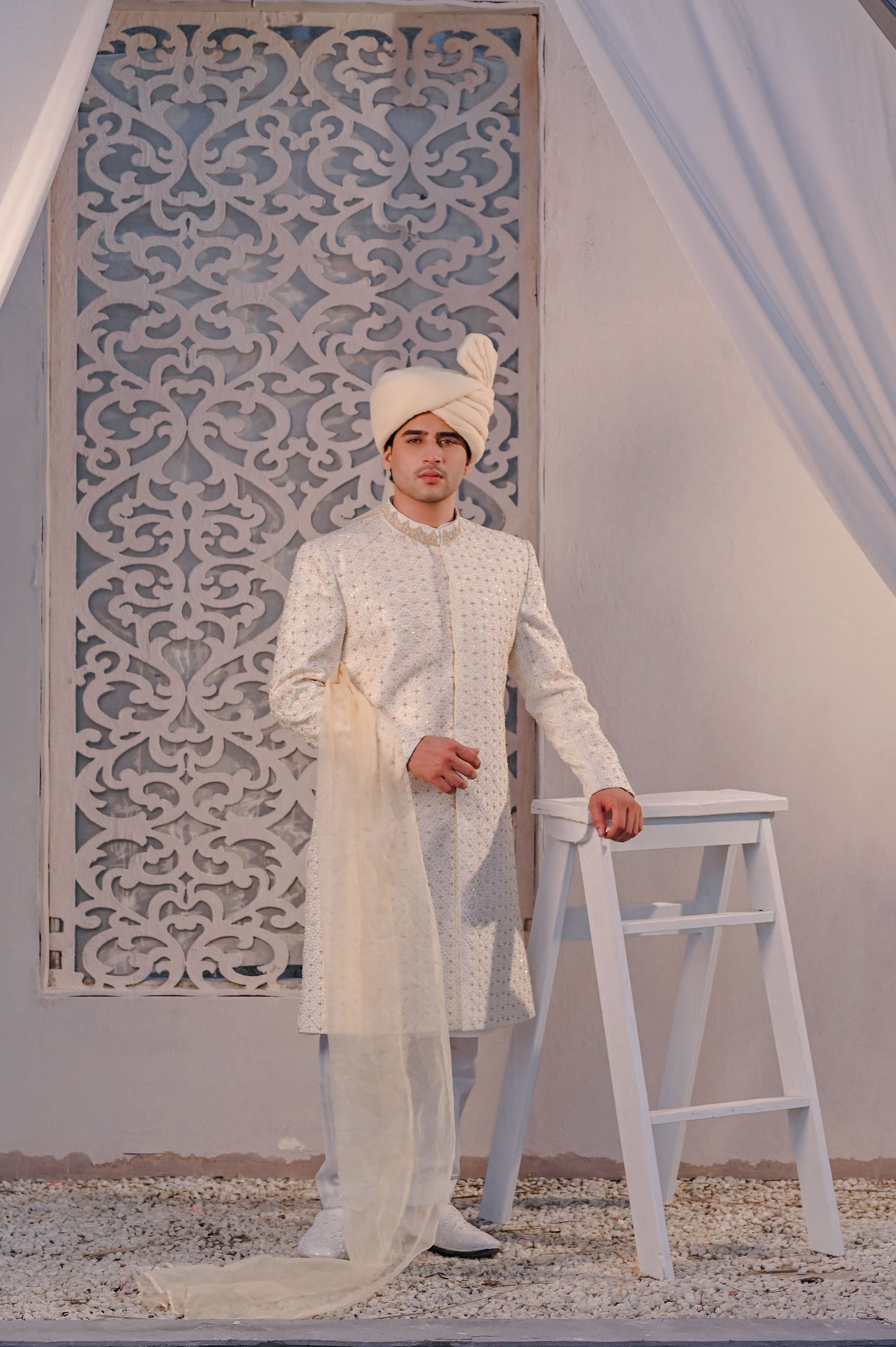 Raheel Qadir – Offwhite Embroidered Sherwani