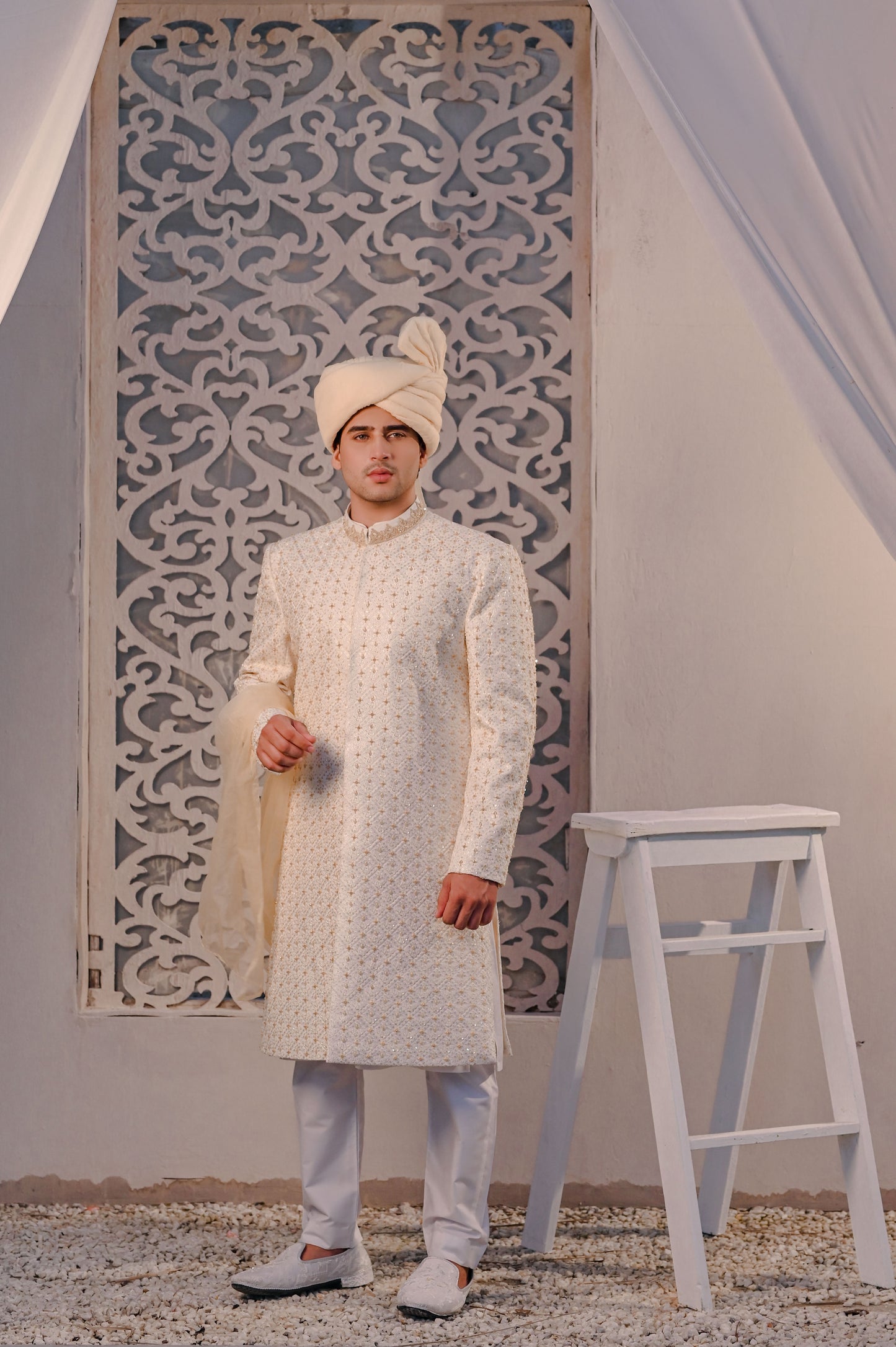 Raheel Qadir – Offwhite Embroidered Sherwani