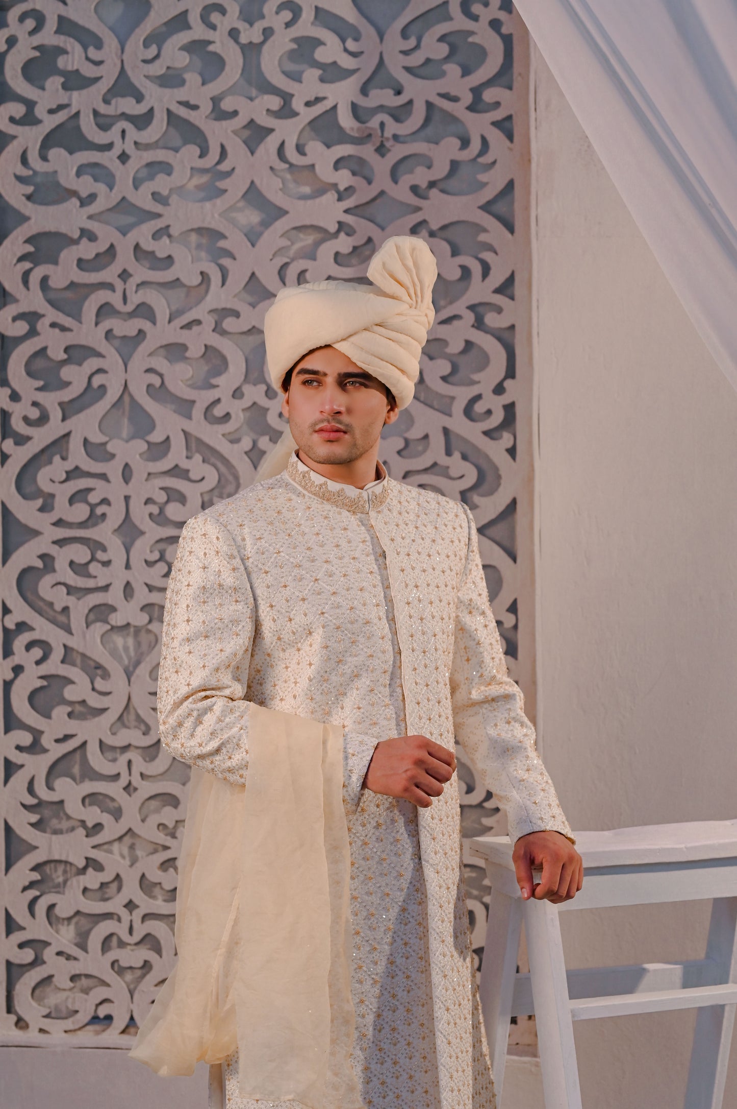 Raheel Qadir – Offwhite Embroidered Sherwani
