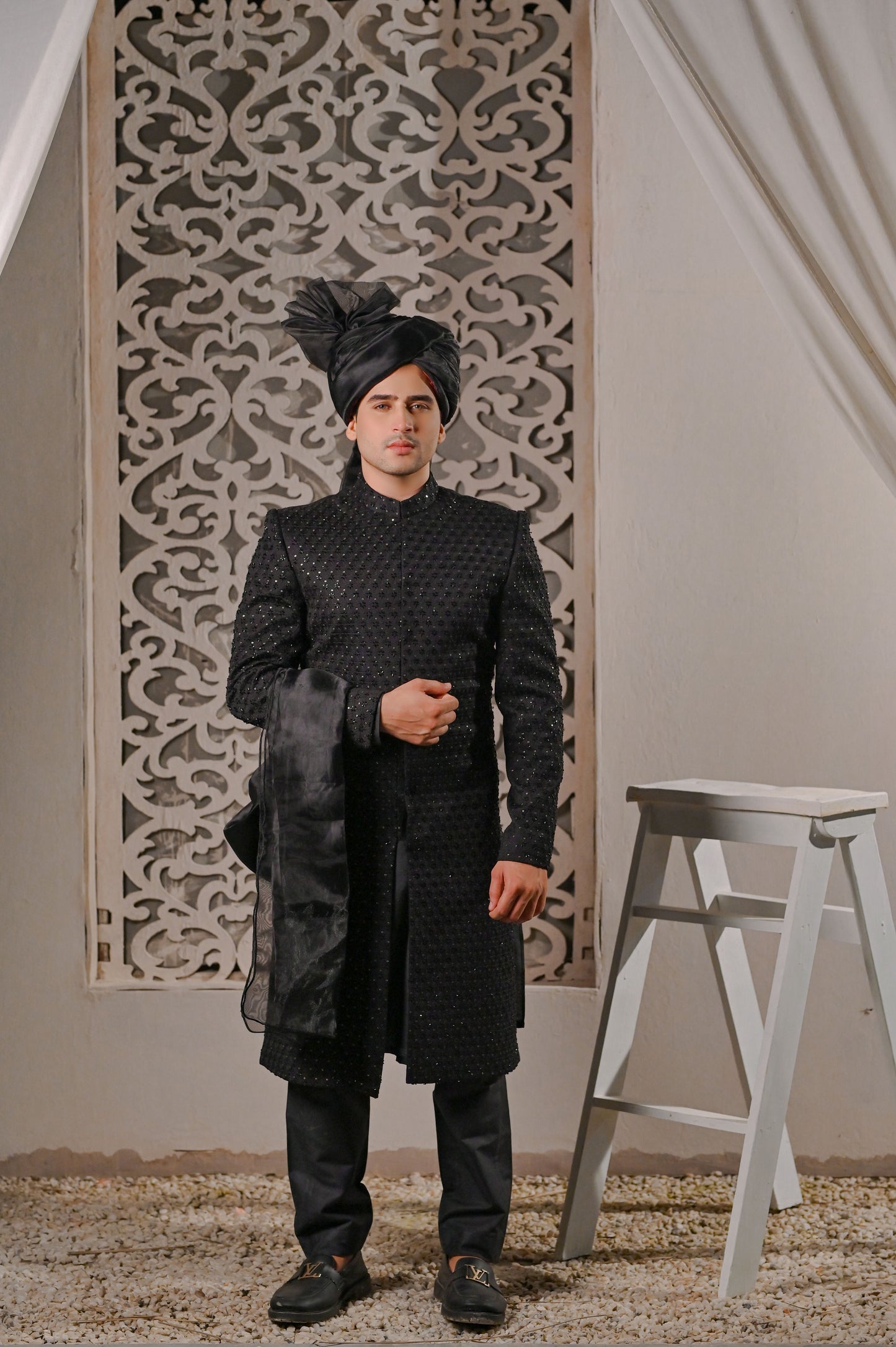 Raheel Qadir – Black Embroidered Sherwani