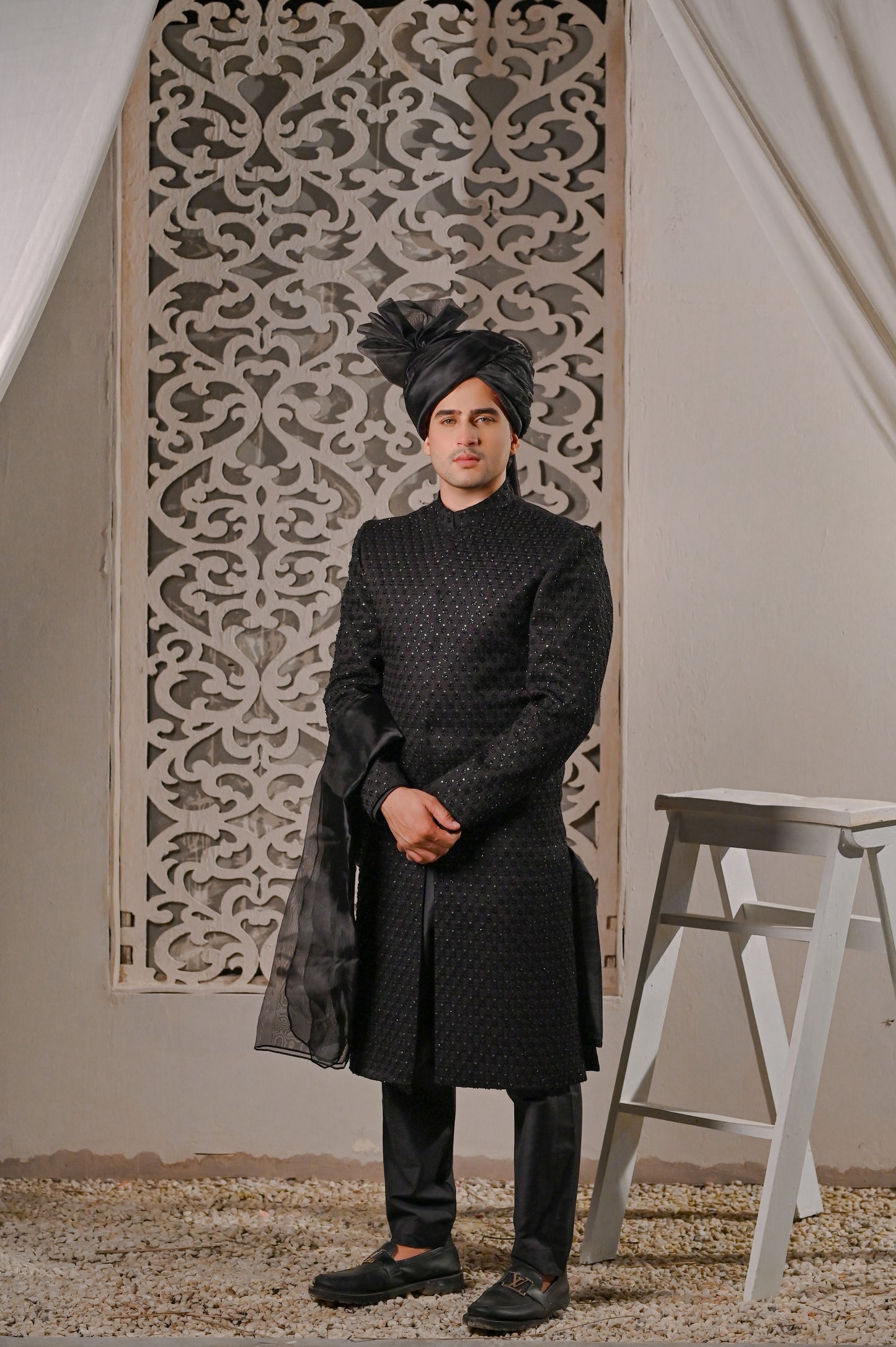 Raheel Qadir – Black Embroidered Sherwani